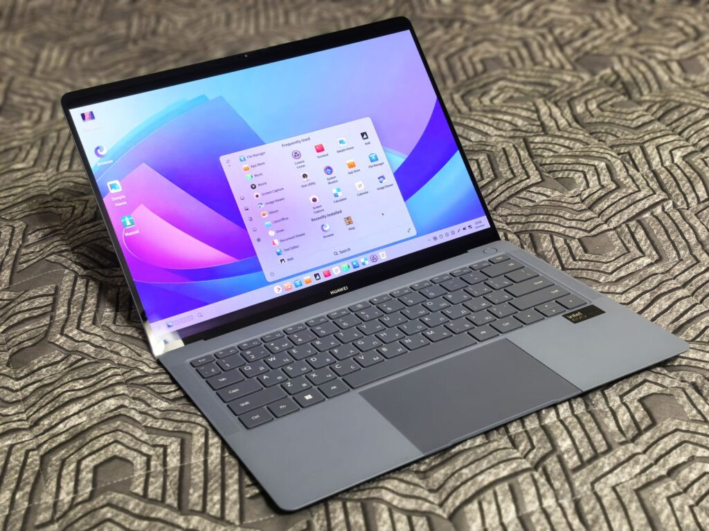 Ordinateur portable sous Windows avec le menu Démarrer ouvert
