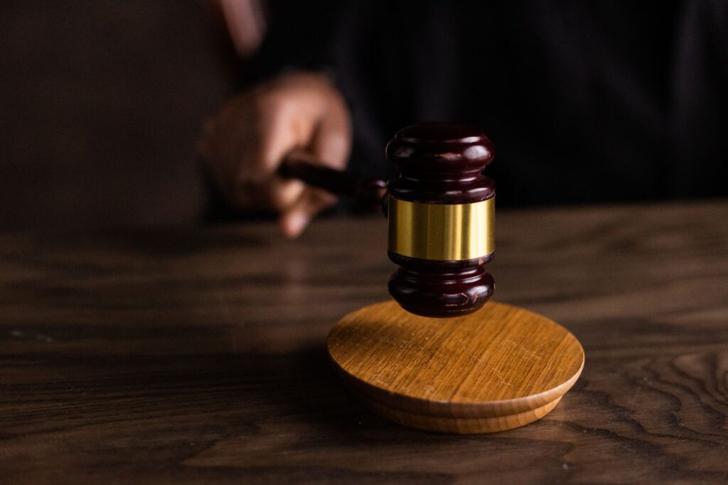 Marteau de juge en bois sur son socle