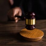 Marteau de juge en bois sur son socle