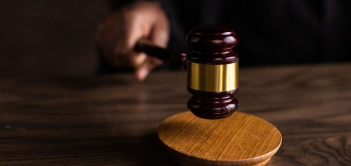 Marteau de juge en bois sur son socle