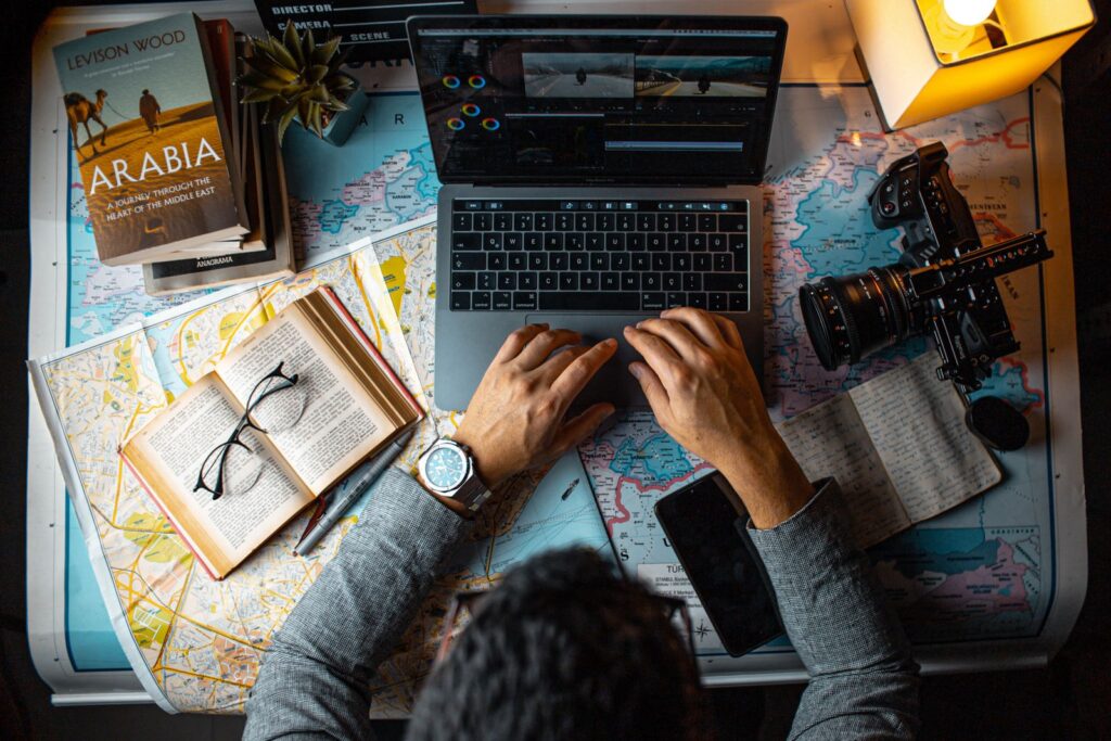 Voyageur qui planifie un séjour sur son ordinateur portable