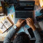 Voyageur qui planifie un séjour sur son ordinateur portable