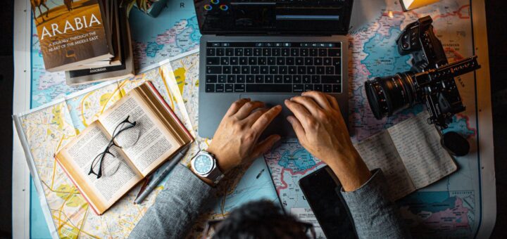 Voyageur qui planifie un séjour sur son ordinateur portable